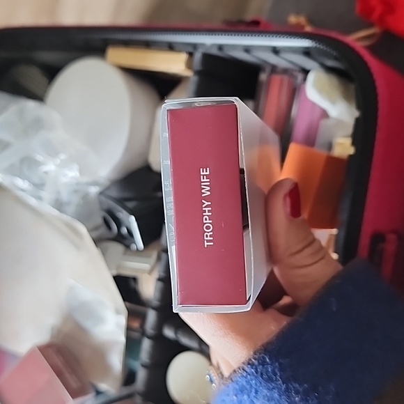 Huda Beauty Ultra-Comfort Transfer-Proof Liquid Matte | Trophy Wife | Brand New - Picture 1 of 3